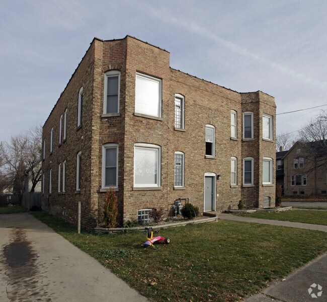 Primary Photo - 2002 57th St. (8 Unit)