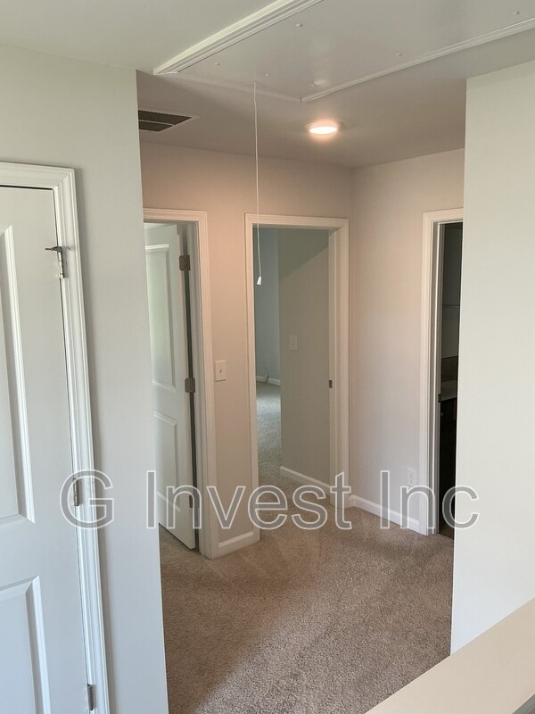 Building Photo - 7484 Knoll Hollow Rd