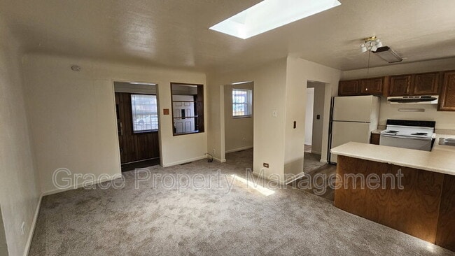Building Photo - 610 S Eliot St