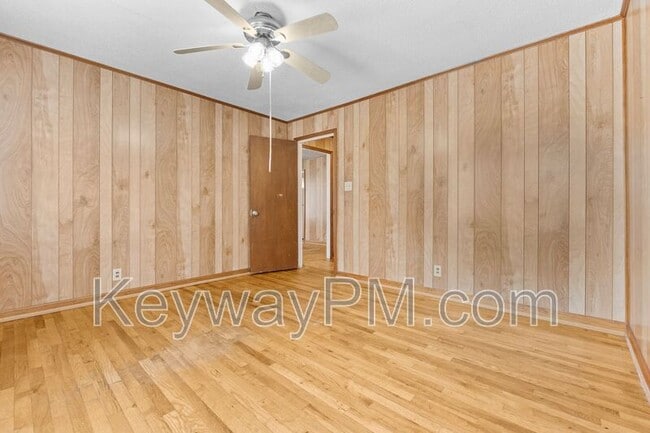 Building Photo - 3137 Lake Forest Dr
