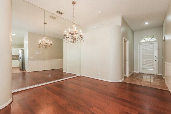 Building Photo - 2010 Berry Lake Dr