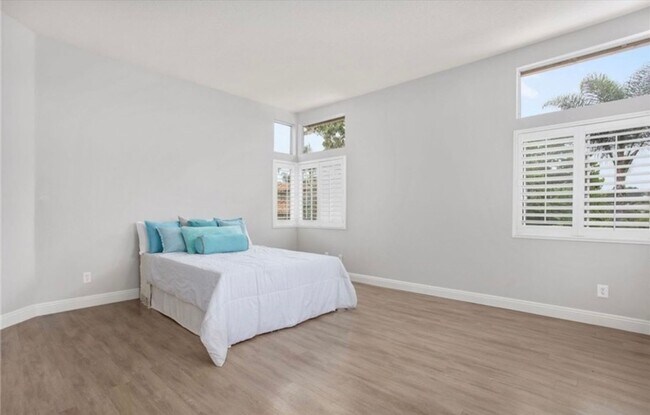 Building Photo - Vibrant 4 Bed/3 Bath Home in Oceanside