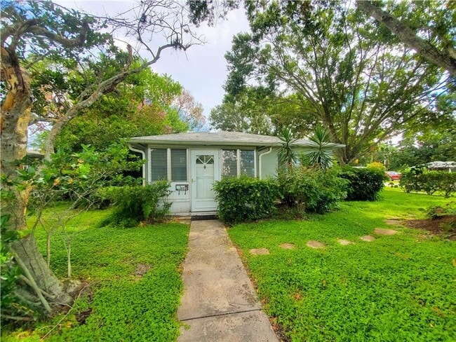Building Photo - ANNUAL RENTAL 2/1 COTTAGE