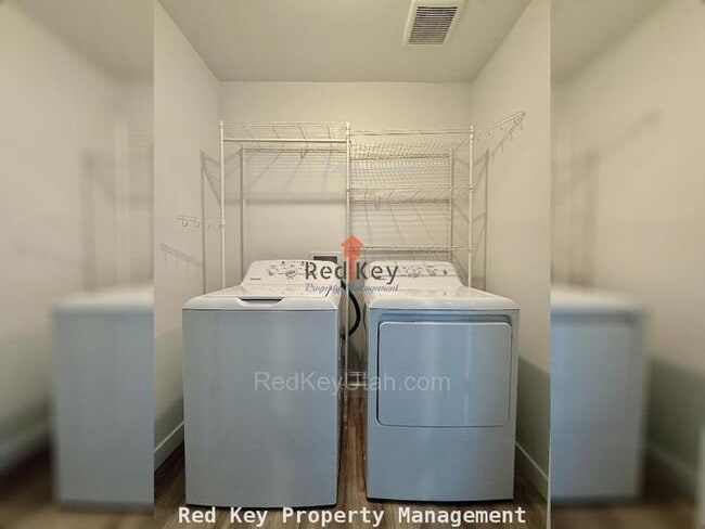 Building Photo - Wayne Way Townhouse