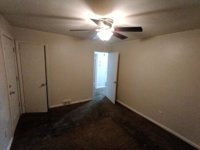 Building Photo - 3 bedroom, 1 bath, brick bungalow now available! $1,500