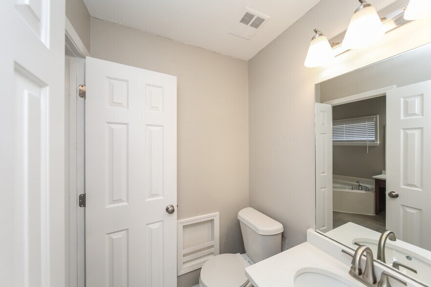 Building Photo - 4460 Okeechobee Dr