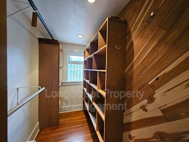 Building Photo - 636 N Shaver St