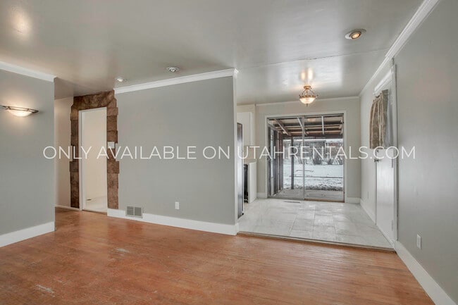 Building Photo - 961 S 190 W