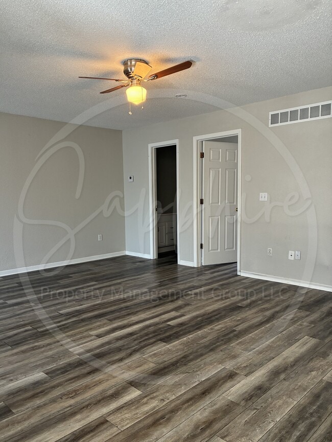 Building Photo - 5623 N Northwood Terrace