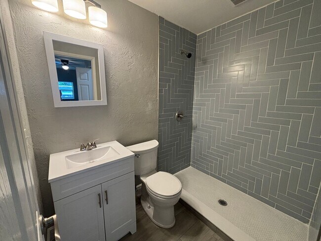 Building Photo - Newly renovated, WOW this will rent quick!