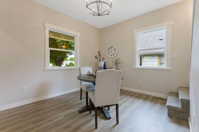 Building Photo - Darling 4 Bed, 2 Bath Home in Spokane!