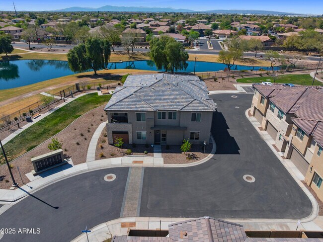 Building Photo - 675 E Ginko Ave
