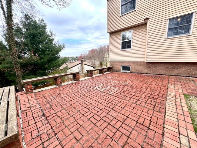 Building Photo - Beautiful Home - 3 Bedroom 2.5 Bathroom - ...