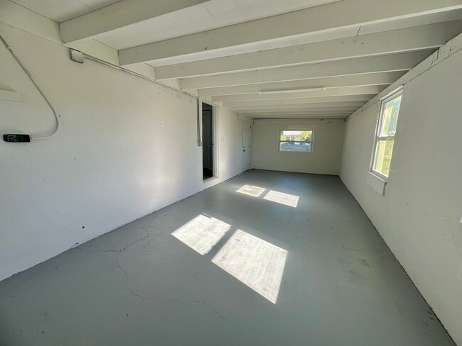 Building Photo - Cozy Home in Bokeelia - Available Now