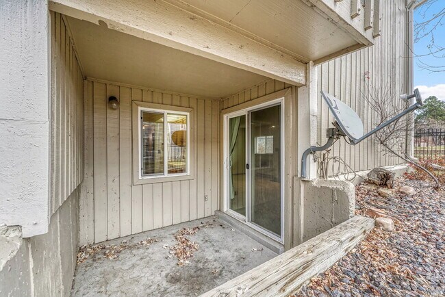 Building Photo - $1,395.95, 1 bed, 1 bath garden level Condo with Washer/Dryer