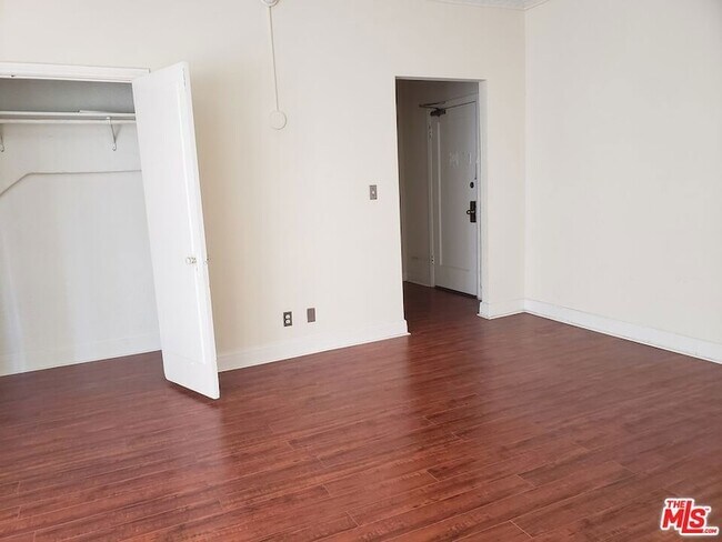 Building Photo - 570 N Rossmore Ave