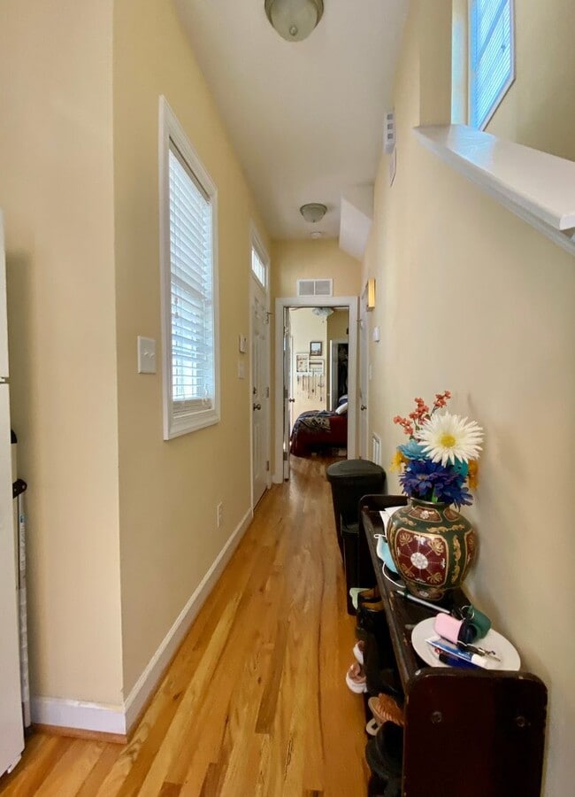 Building Photo - 3925 Lexington Dr