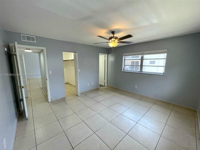 Building Photo - 1630 W 46th St