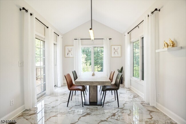 Building Photo - 22 Forest Hill Dr