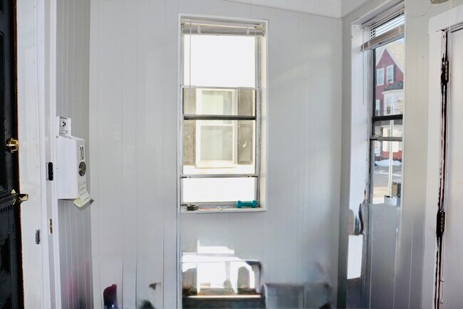 Building Photo - 10 Cushing St