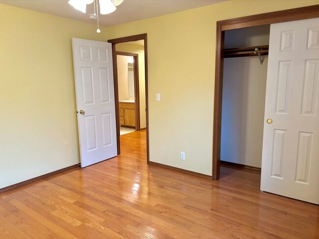 Building Photo - Spacious Ranch Style Home w/ private patio and yard, 2 car garage and vaulted ceilings