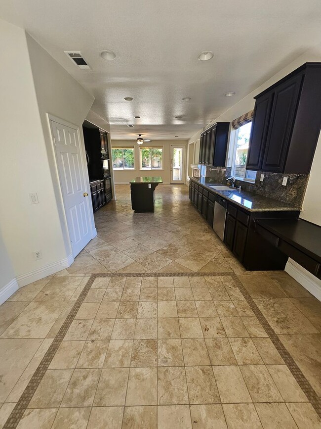 Building Photo - Executive home in South Corona!