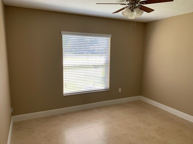 Building Photo - 4 Bedroom 2 bath CBS House with 2 car garage