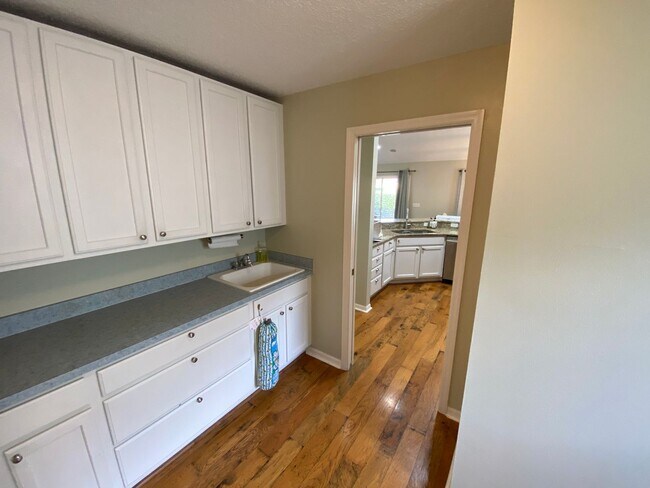 Building Photo - SEASONAL RENTAL in Glenview - 3 Beds, 2 Ba...