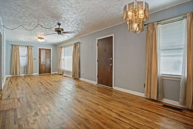 Building Photo - 433 Showalter Dr