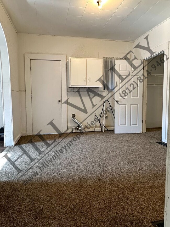 Building Photo - Large four bedroom in Farrington's Grove Historical District