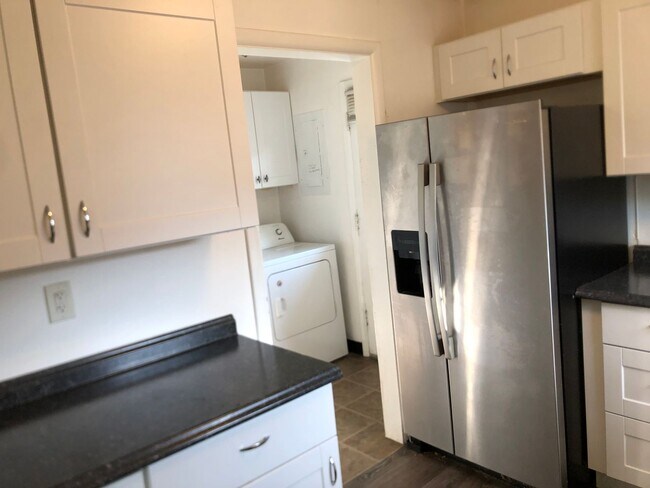Building Photo - Two Bedroom Apartment with Fenced Backyard in Lafayette Duplex