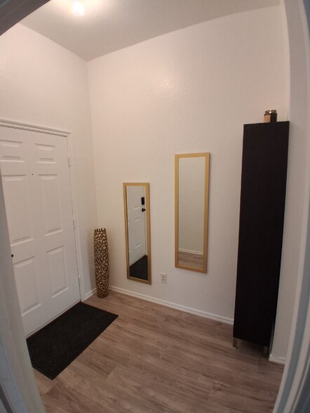 Building Photo - 2036 Cloverdale Ln