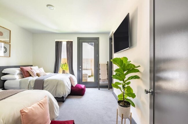 Building Photo - 1404 Goliad St