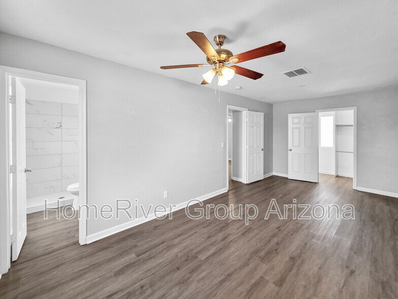 Building Photo - 2241 W Hartford Ave