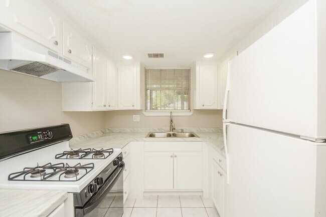 Building Photo - 1339 Tarberry Rd