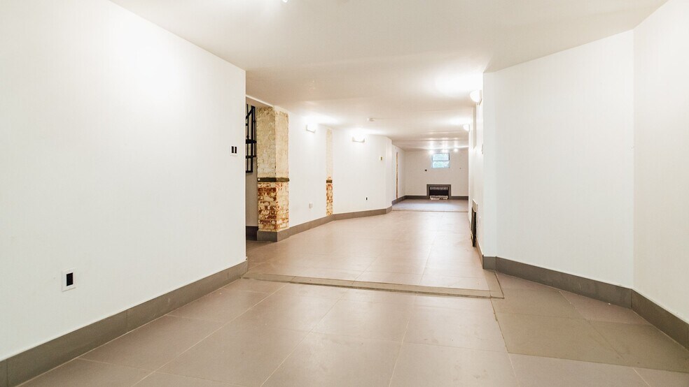 Building Photo - 1154 Gates Ave