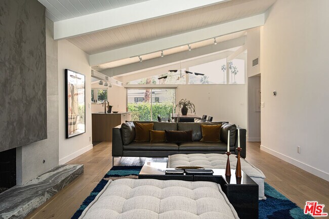 Building Photo - 922 E Anza Dr