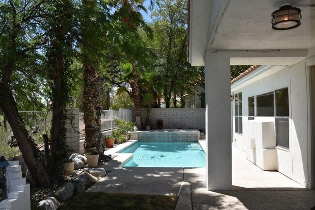 Building Photo - Gorgeous 4 bedroom single story home with ...