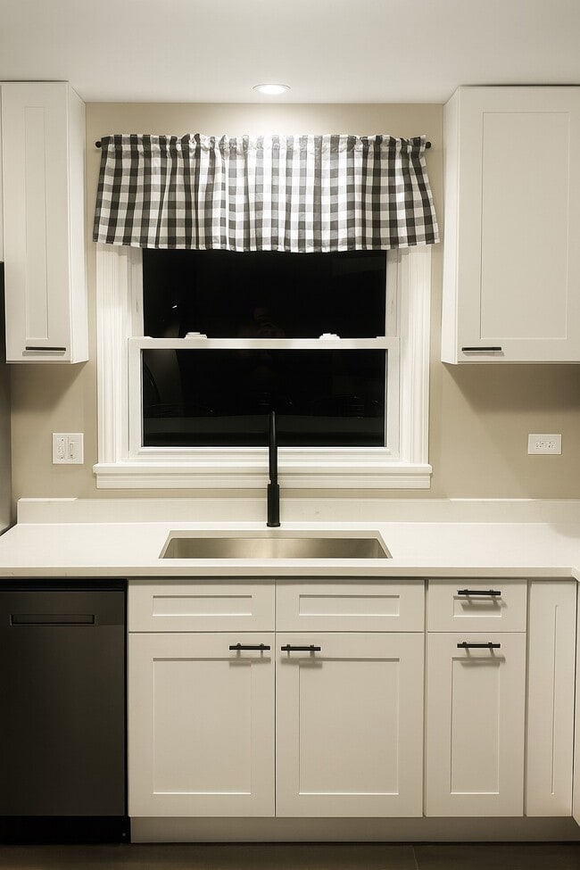 Building Photo - 9127 Central Ave