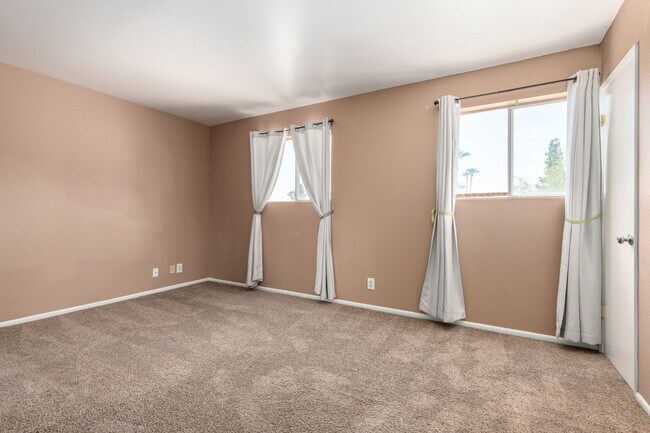 Building Photo - Charming 2-Bed Townhome with Community Poo...