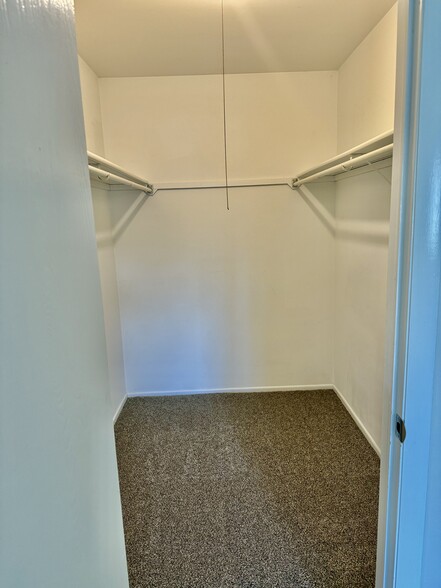 Walk in closet - 1022 Boxwood Ct