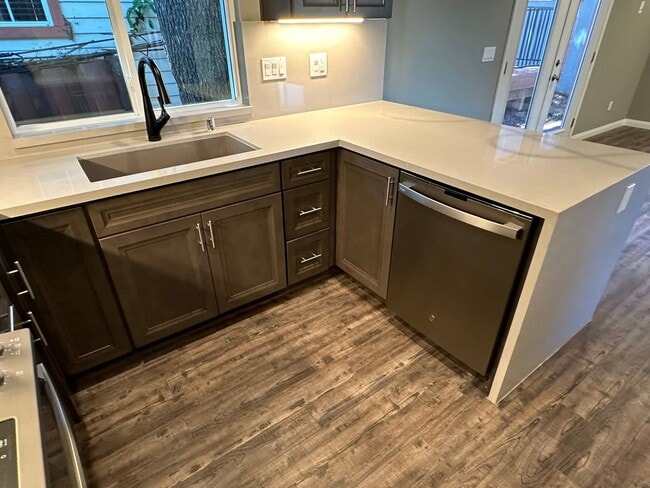 Building Photo - Charming 3 Bedroom 2 bathroom back house in the heart of San Diego's most desirable neighborhoods!