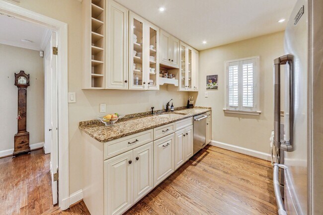 Building Photo - COMING SOON - Stunning 4 bed + 2 full & 2 1/2 bath Classic in NW DC