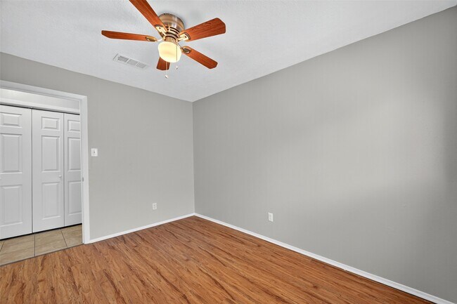 Building Photo - 811 Lochmoor Ln