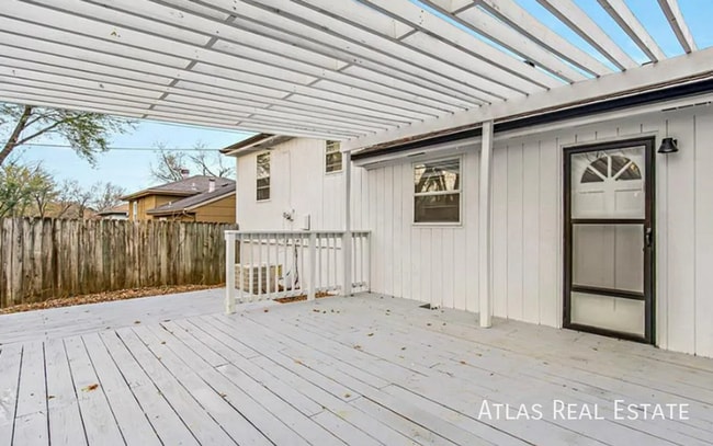 Building Photo - 4912 N Sycamore Dr