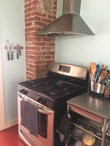 Gas stove - 1275 Jackson St