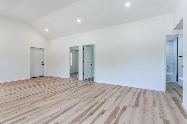 Building Photo - 1421 NE 8th St