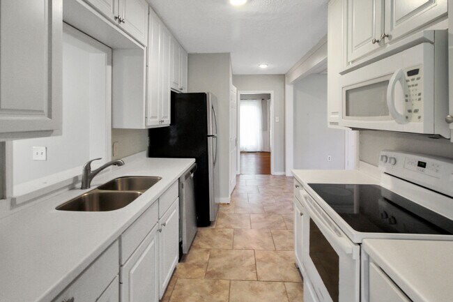 Building Photo - 811 Oakwood Dr