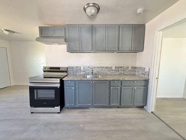 Building Photo - 2 bed newly renovated!