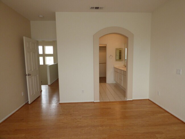 Building Photo - Spacious Townhouse located in Poinsettia Heights